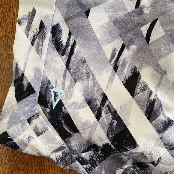 Ivivva Girl Reversible Swiwear Bottom Short Size: 6 - Picture 3 of 5